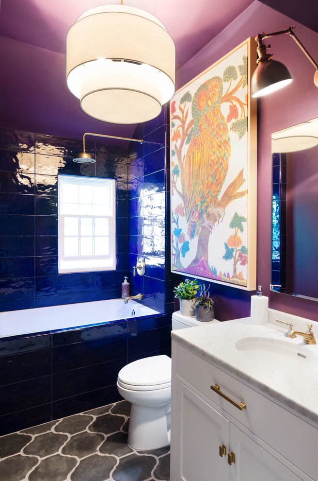 На фото: маленькая главная ванная комната в классическом стиле с фасадами с утопленной филенкой, белыми фасадами, ванной в нише, душем над ванной, раздельным унитазом, разноцветной плиткой, терракотовой плиткой, фиолетовыми стенами, полом из керамической плитки, врезной раковиной, мраморной столешницей, серым полом и открытым душем для на участке и в саду