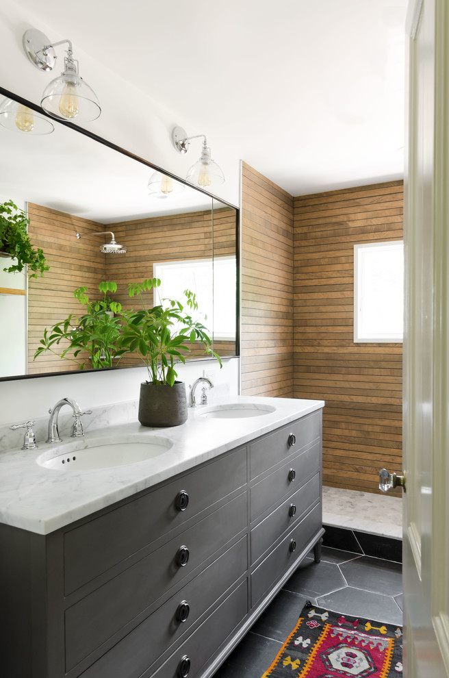 На фото: маленькая главная ванная комната в стиле модернизм с фасадами островного типа, серыми фасадами, белыми стенами, полом из керамической плитки, врезной раковиной, мраморной столешницей, серым полом и открытым душем для на участке и в саду с