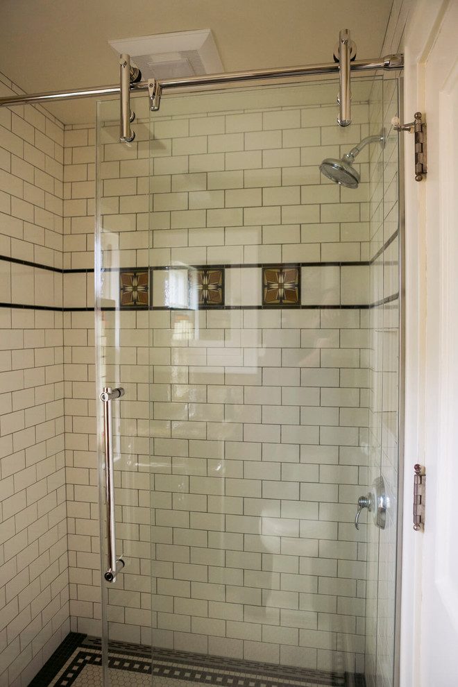 Стильный дизайн: большая ванная комната в классическом стиле с белой плиткой, керамической плиткой, столешницей из гранита, желтыми стенами и душем с раздвижными дверями - последний тренд
