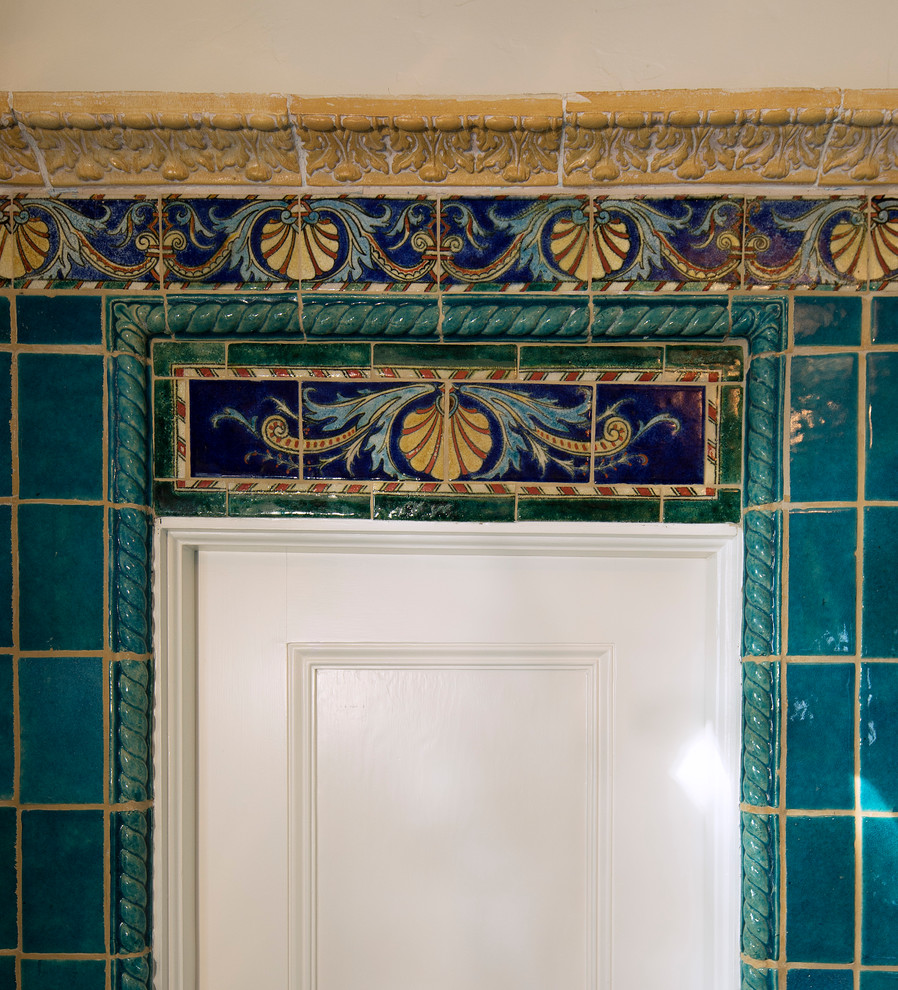Inspiration för små medelhavsstil en-suite badrum, med keramikplattor, blå väggar och klinkergolv i keramik