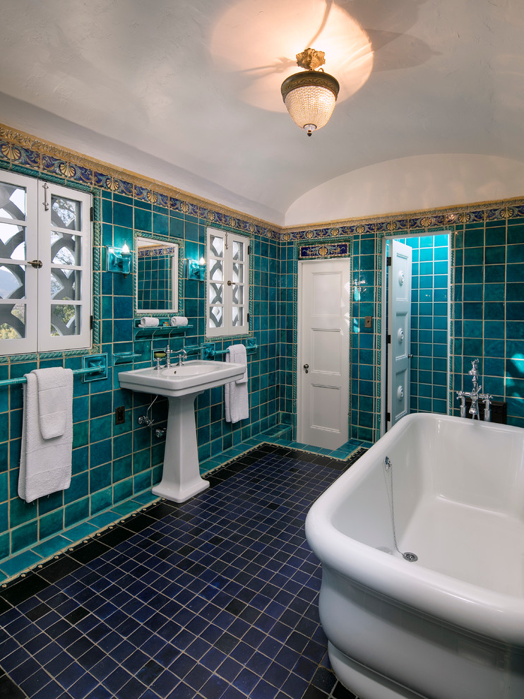 Идея дизайна: маленькая главная ванная комната в средиземноморском стиле с отдельно стоящей ванной, душем в нише, керамической плиткой, синими стенами, полом из керамической плитки и раковиной с пьедесталом для на участке и в саду