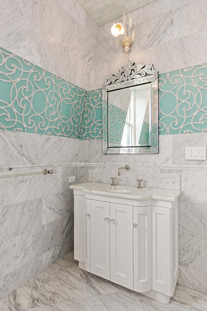 Klassisches Badezimmer mit Schrankfronten mit vertiefter Füllung, weißen Schränken, Unterbauwaschbecken, weißem Boden und weißer Waschtischplatte in San Francisco