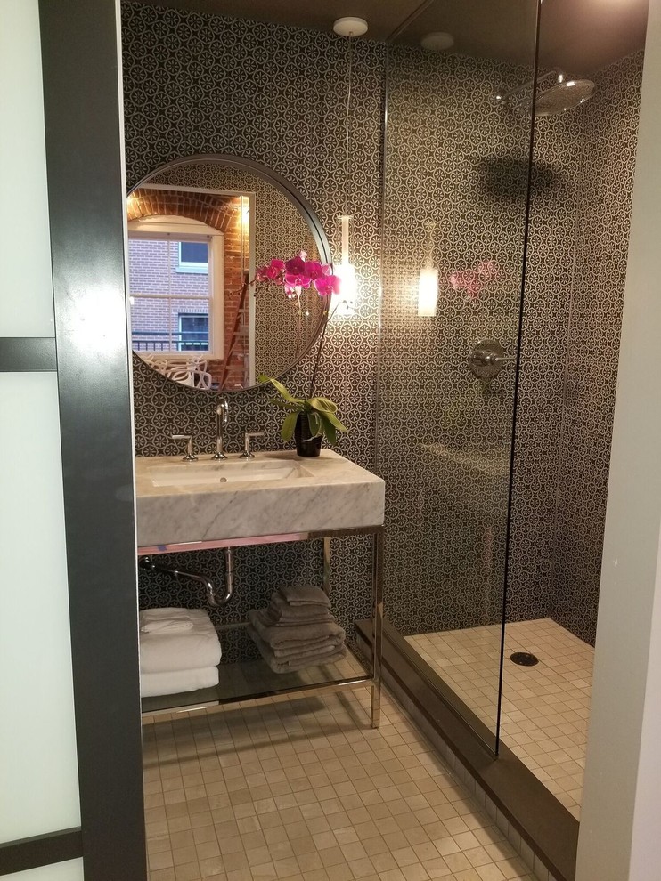 Esempio di una stanza da bagno con doccia eclettica di medie dimensioni con doccia ad angolo, WC a due pezzi, pareti grigie, pavimento con piastrelle in ceramica, pavimento grigio e doccia aperta