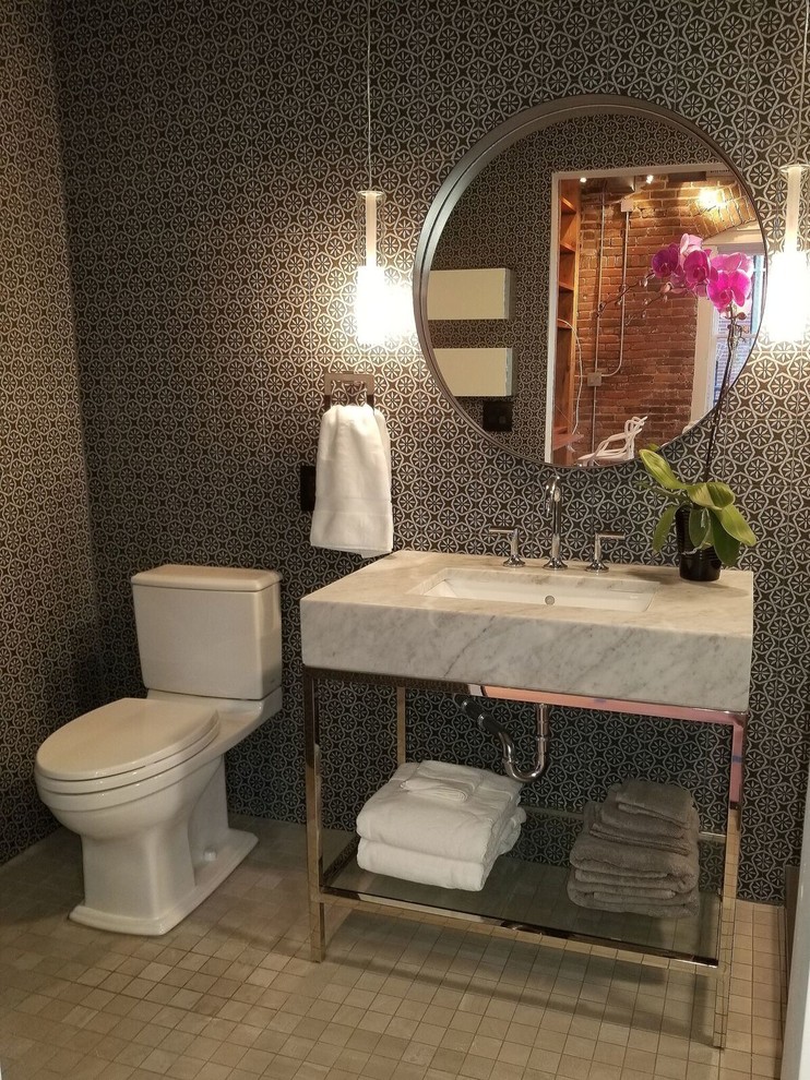 Idéer för ett mellanstort eklektiskt badrum med dusch, med en hörndusch, en toalettstol med separat cisternkåpa, flerfärgad kakel, grå väggar, klinkergolv i keramik, grått golv och med dusch som är öppen