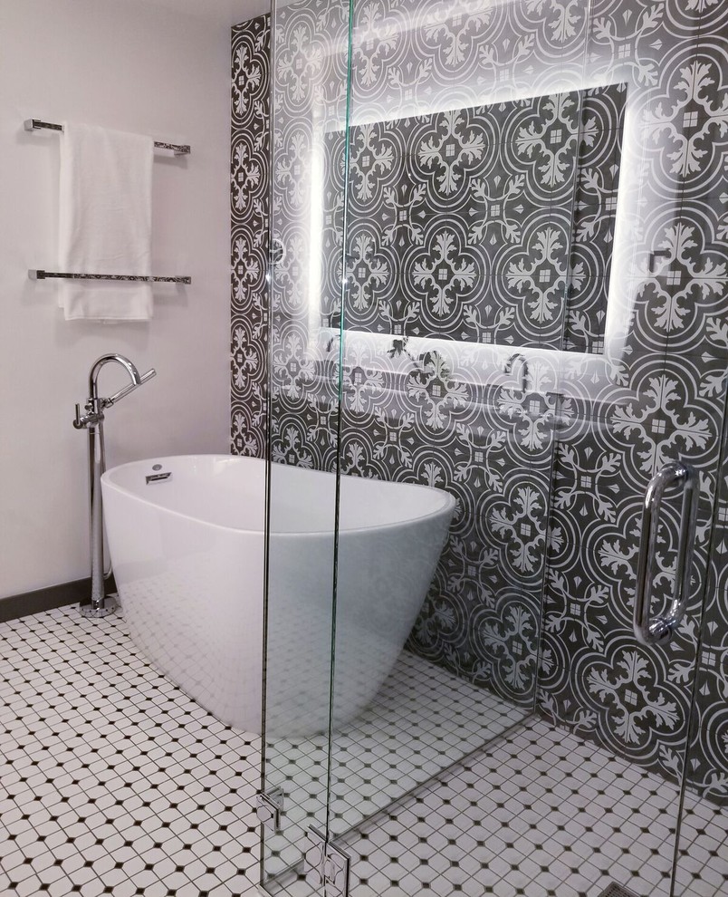 Cette image montre une salle de bain bohème de taille moyenne avec une baignoire indépendante, une douche d'angle, WC à poser, un sol en carrelage de céramique, un lavabo posé et une cabine de douche à porte battante.