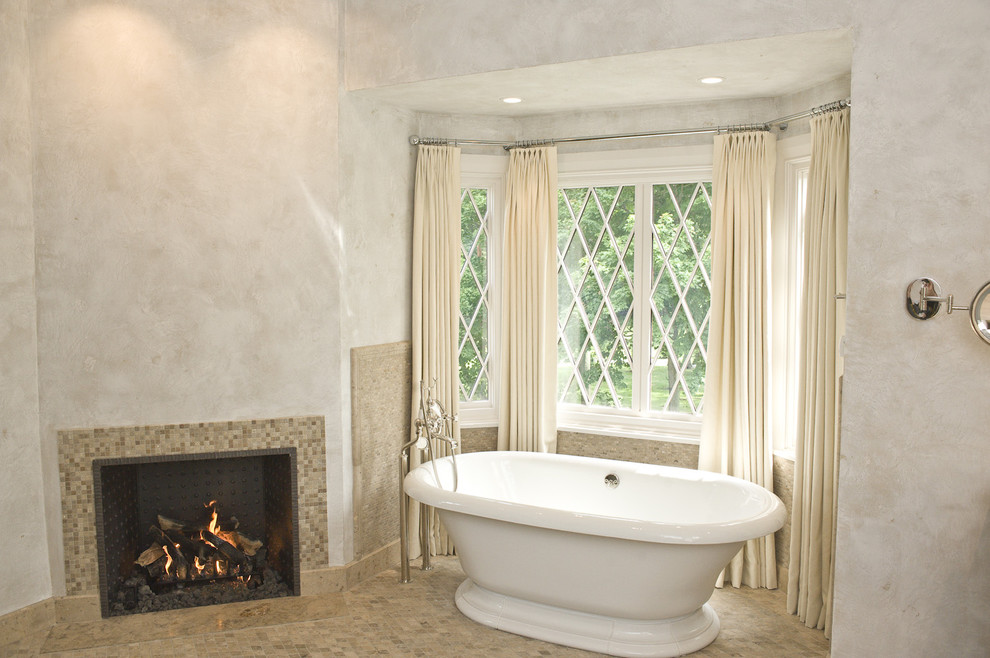 Cette image montre une salle de bain victorienne avec une baignoire indépendante et un carrelage beige.
