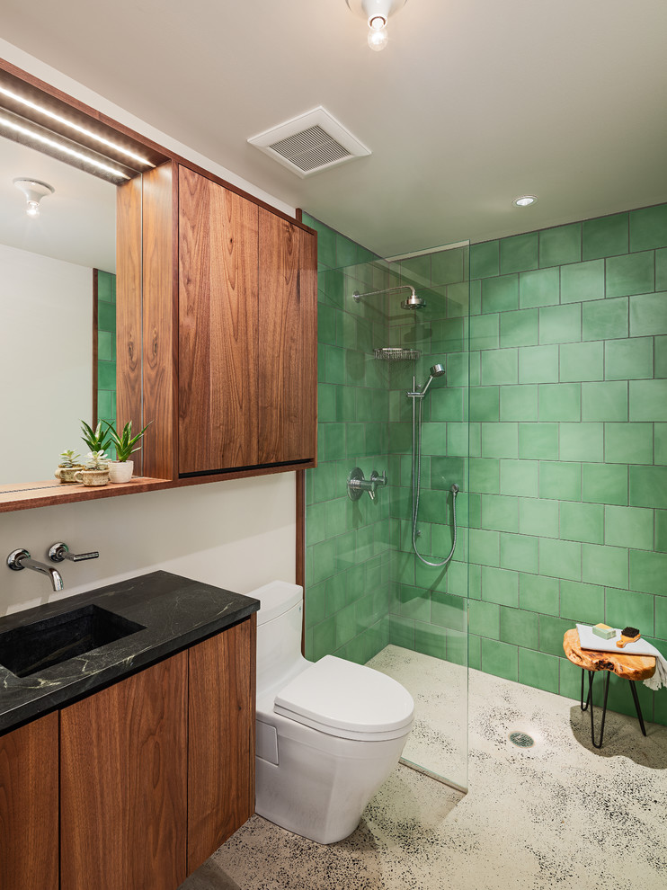 Идея дизайна: ванная комната в стиле кантри с плоскими фасадами, темными деревянными фасадами, открытым душем, унитазом-моноблоком, зеленой плиткой, белыми стенами, душевой кабиной, монолитной раковиной, разноцветным полом, открытым душем, черной столешницей и зеркалом с подсветкой
