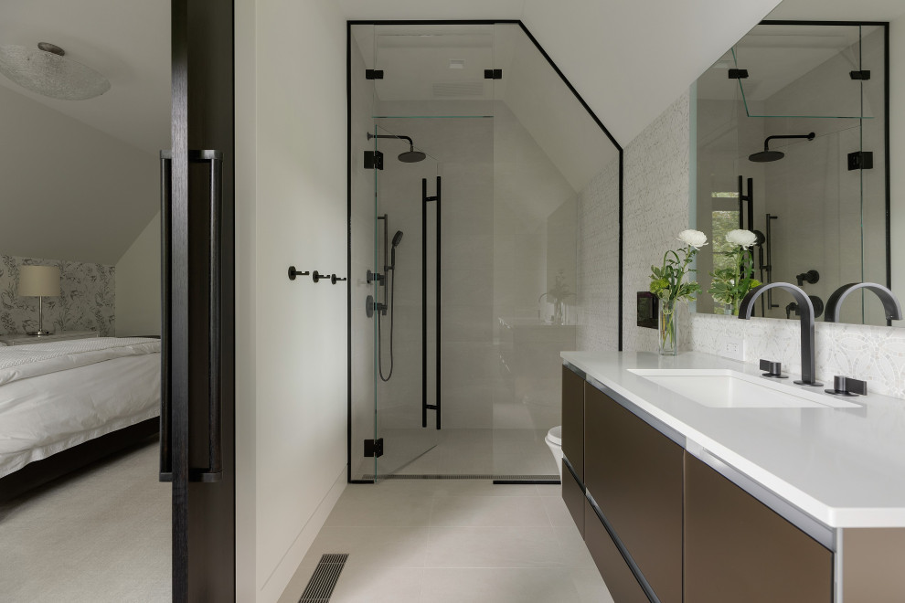Идея дизайна: ванная комната в современном стиле с плоскими фасадами, коричневыми фасадами, белыми стенами, врезной раковиной, серым полом, душем с распашными дверями, белой столешницей, тумбой под одну раковину и подвесной тумбой