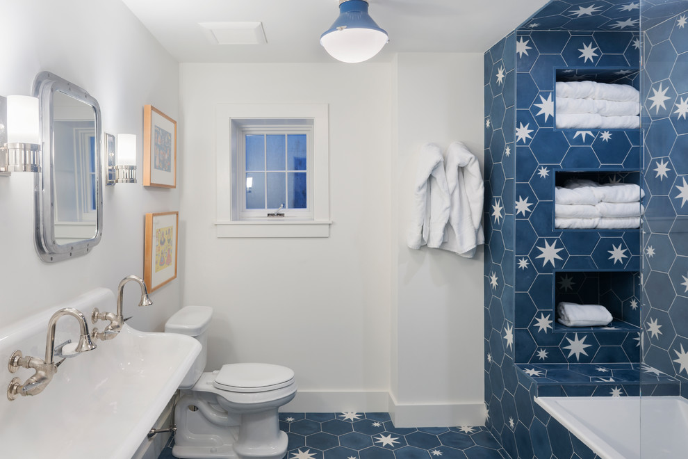 Klassisches Badezimmer mit blauen Fliesen, Zementfliesen, Zementfliesen für Boden und blauem Boden in Boston