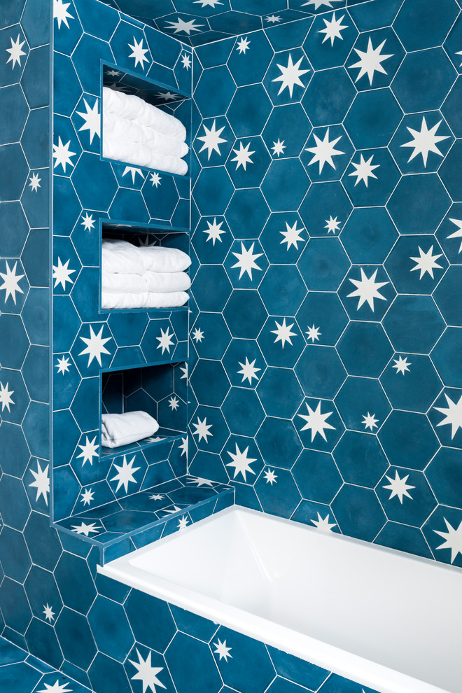 Foto di una stanza da bagno tradizionale con piastrelle blu, piastrelle di cemento, pavimento in cementine e pavimento blu