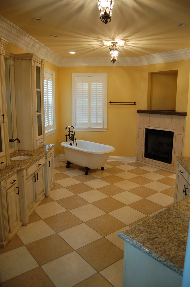 Inspiration för mellanstora klassiska en-suite badrum, med möbel-liknande, vita skåp, ett badkar med tassar, beige kakel, gula väggar, klinkergolv i keramik, ett nedsänkt handfat, en dusch i en alkov, granitbänkskiva, beiget golv och dusch med gångjärnsdörr