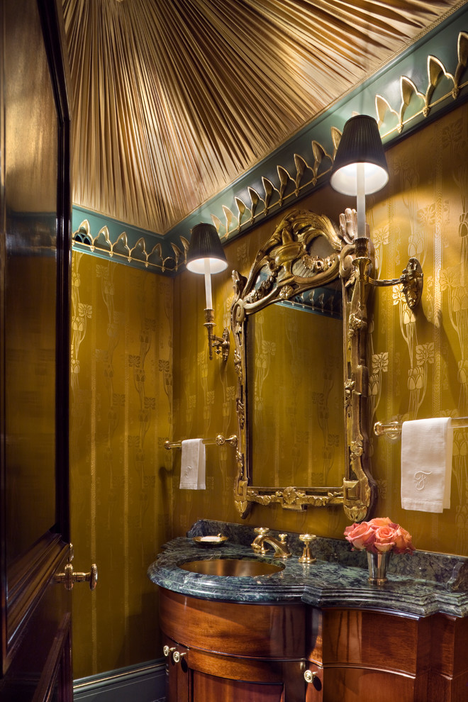 Idéer för mellanstora vintage badrum, med luckor med infälld panel, skåp i mellenmörkt trä, marmorbänkskiva och ett undermonterad handfat