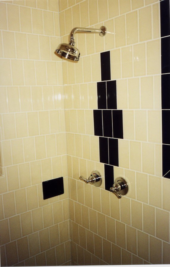 Kleines Klassisches Duschbad mit Eckdusche, Wandtoilette mit Spülkasten, beigen Fliesen, schwarzen Fliesen, weißen Fliesen, Mosaikfliesen, beiger Wandfarbe, Mosaik-Bodenfliesen und Wandwaschbecken in Orange County