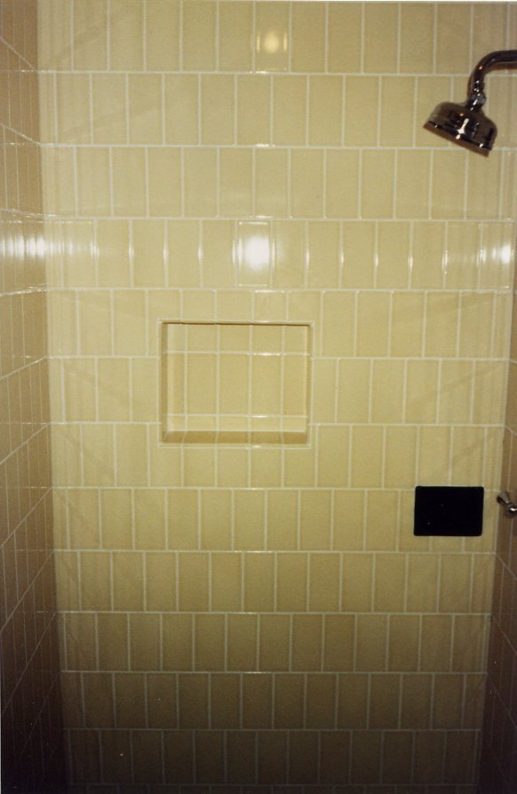 Foto di una piccola stanza da bagno con doccia chic con doccia ad angolo, WC a due pezzi, piastrelle beige, piastrelle nere, piastrelle bianche, piastrelle a mosaico, pareti beige, pavimento con piastrelle a mosaico e lavabo sospeso