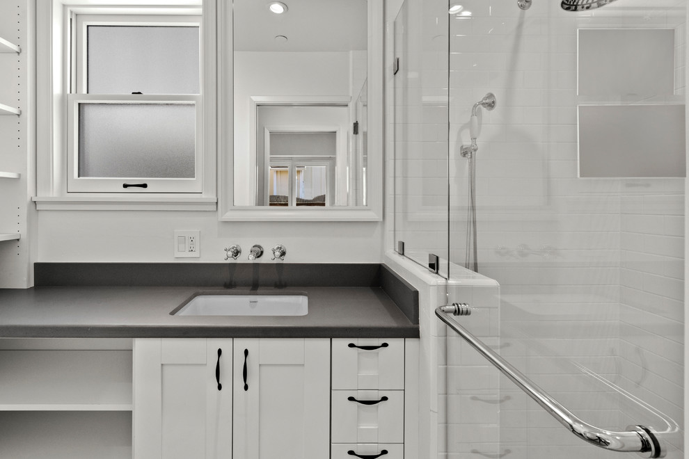 Diseño de cuarto de baño contemporáneo con armarios estilo shaker y puertas de armario blancas