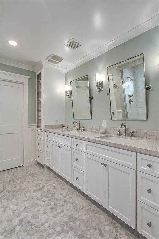 На фото: большая главная ванная комната в классическом стиле с фасадами в стиле шейкер, белыми фасадами, двойным душем, серой плиткой, плиткой кабанчик, зелеными стенами, мраморным полом, врезной раковиной и столешницей из гранита