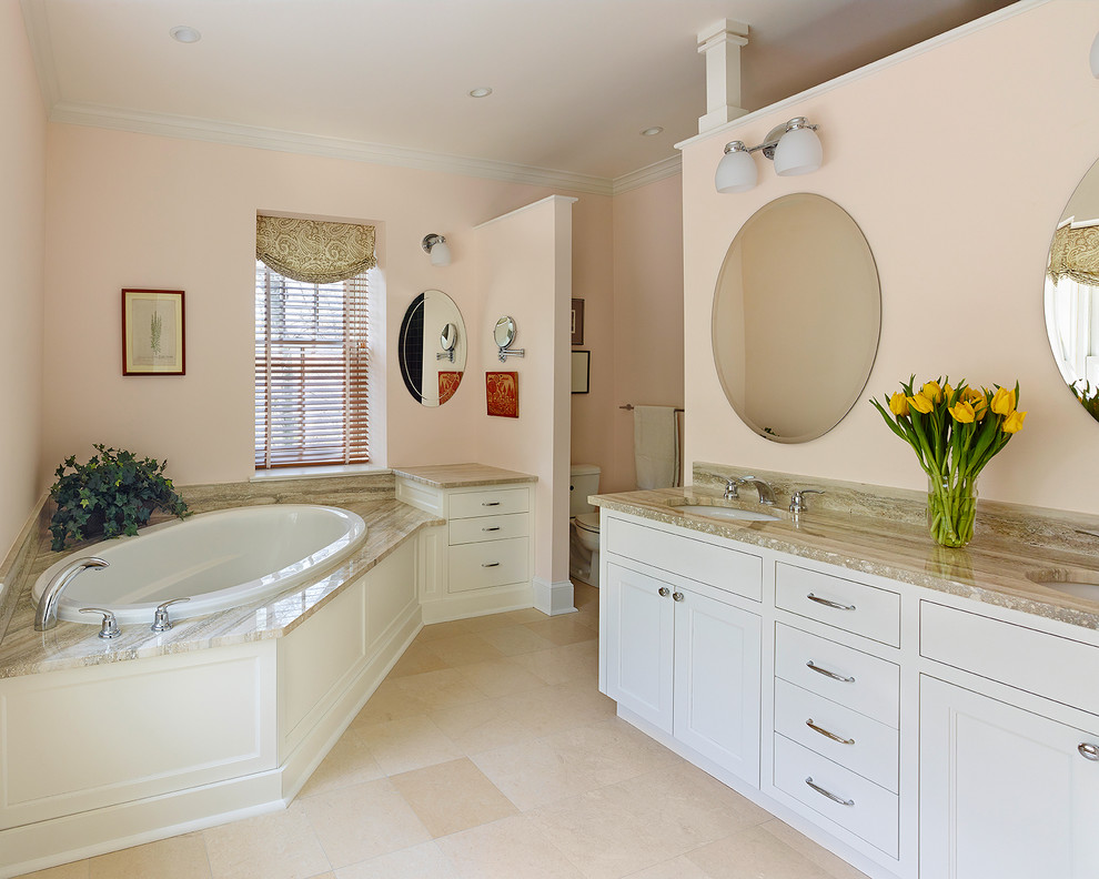 Inspiration för stora lantliga en-suite badrum, med ett undermonterad handfat, luckor med infälld panel, vita skåp, bänkskiva i kalksten, ett platsbyggt badkar, en dusch i en alkov, en toalettstol med separat cisternkåpa, rosa väggar och kalkstensgolv