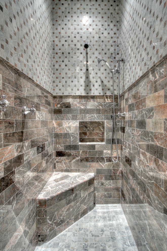 Foto de cuarto de baño principal de estilo americano de tamaño medio con ducha empotrada, suelo de baldosas de cerámica, baldosas y/o azulejos grises y baldosas y/o azulejos de piedra