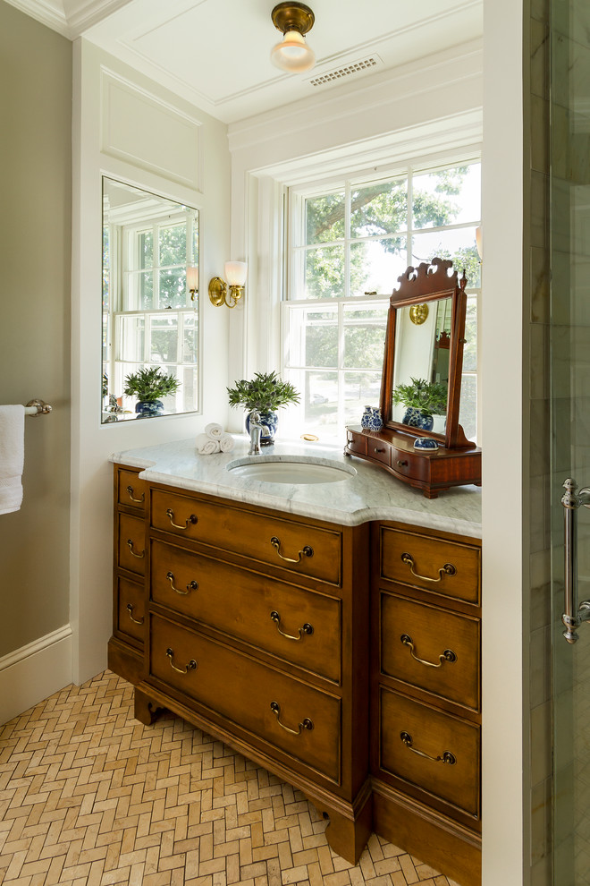 Idéer för ett litet klassiskt badrum med dusch, med möbel-liknande, skåp i mellenmörkt trä, en kantlös dusch, en toalettstol med hel cisternkåpa, beige kakel, stenkakel, grå väggar, marmorgolv, ett undermonterad handfat och marmorbänkskiva