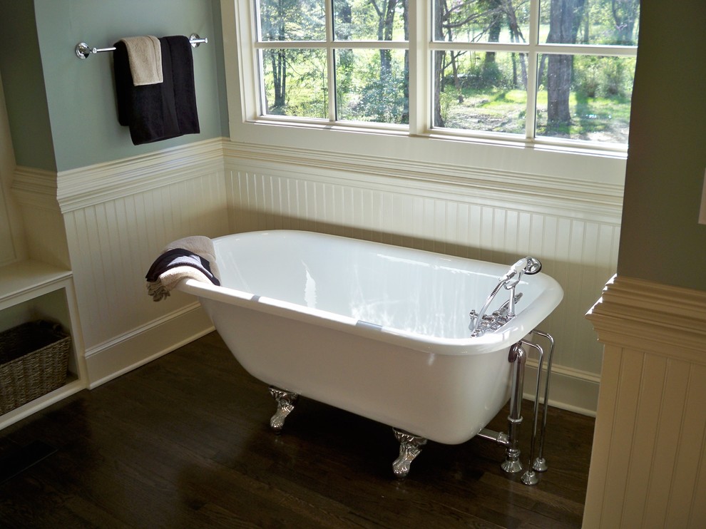 Idéer för stora vintage en-suite badrum, med ett fristående badkar, en hörndusch, beige kakel, keramikplattor, blå väggar och mörkt trägolv