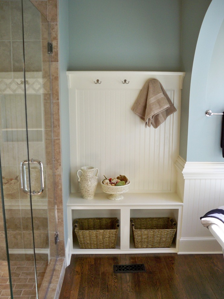 Идея дизайна: большая главная ванная комната в классическом стиле с белыми фасадами, угловым душем, бежевой плиткой, керамической плиткой, синими стенами и темным паркетным полом