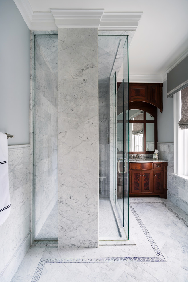 Idéer för att renovera ett stort vintage en-suite badrum, med skåp i shakerstil, skåp i mörkt trä, vit kakel, marmorkakel och dusch med gångjärnsdörr