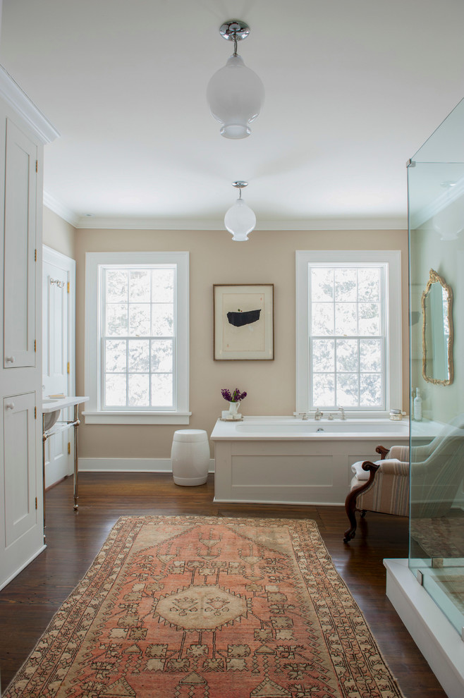 Ispirazione per una stanza da bagno chic con lavabo a consolle