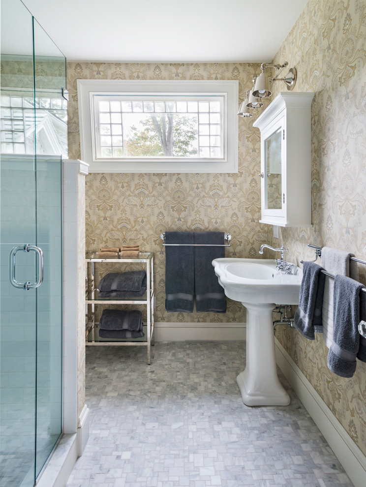 プロビデンスにあるトラディショナルスタイルのおしゃれな浴室 (ペデスタルシンク、アルコーブ型シャワー、グレーのタイル) の写真
