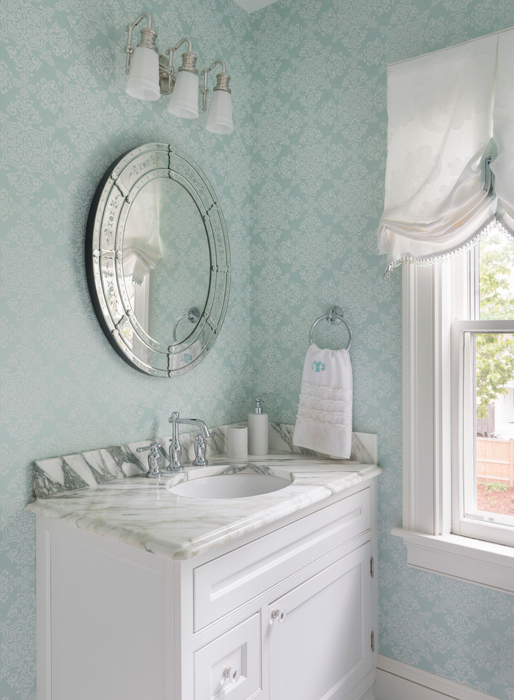 プロビデンスにあるトラディショナルスタイルのおしゃれな浴室 (アンダーカウンター洗面器、落し込みパネル扉のキャビネット、白いキャビネット、大理石の洗面台) の写真