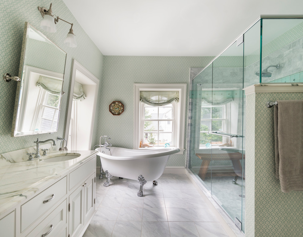 プロビデンスにあるトラディショナルスタイルのおしゃれな浴室の写真
