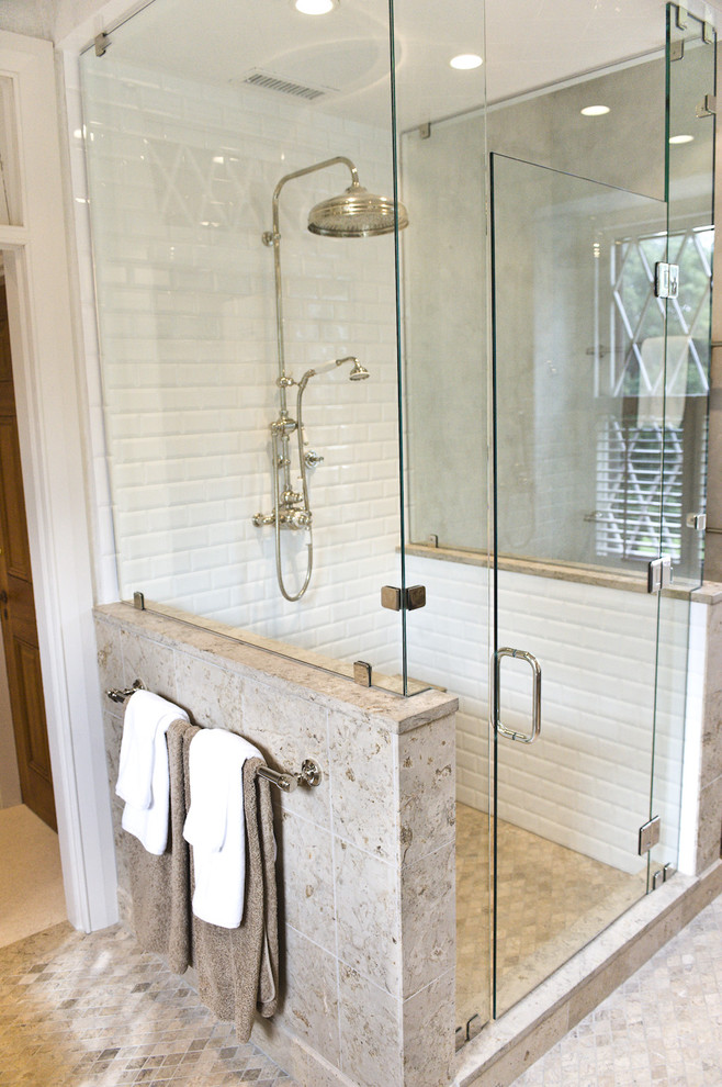Пример оригинального дизайна: ванная комната в классическом стиле с душем с распашными дверями