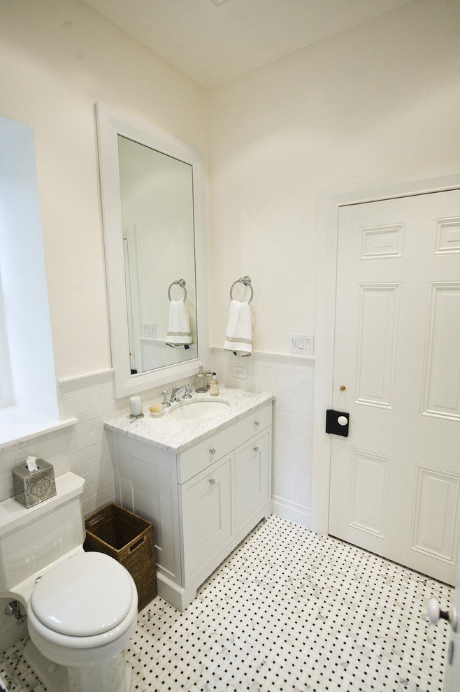 Стильный дизайн: ванная комната в классическом стиле с белыми фасадами и врезной раковиной - последний тренд