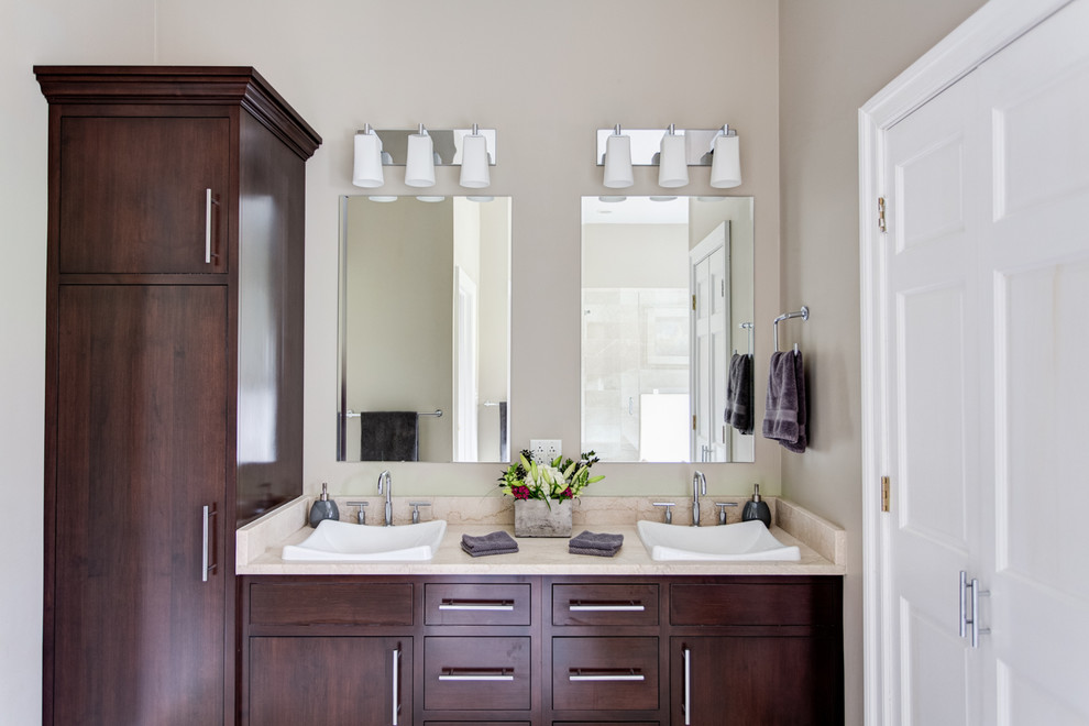 Foto de cuarto de baño principal clásico con armarios con paneles lisos, puertas de armario de madera en tonos medios, bañera encastrada y ducha doble