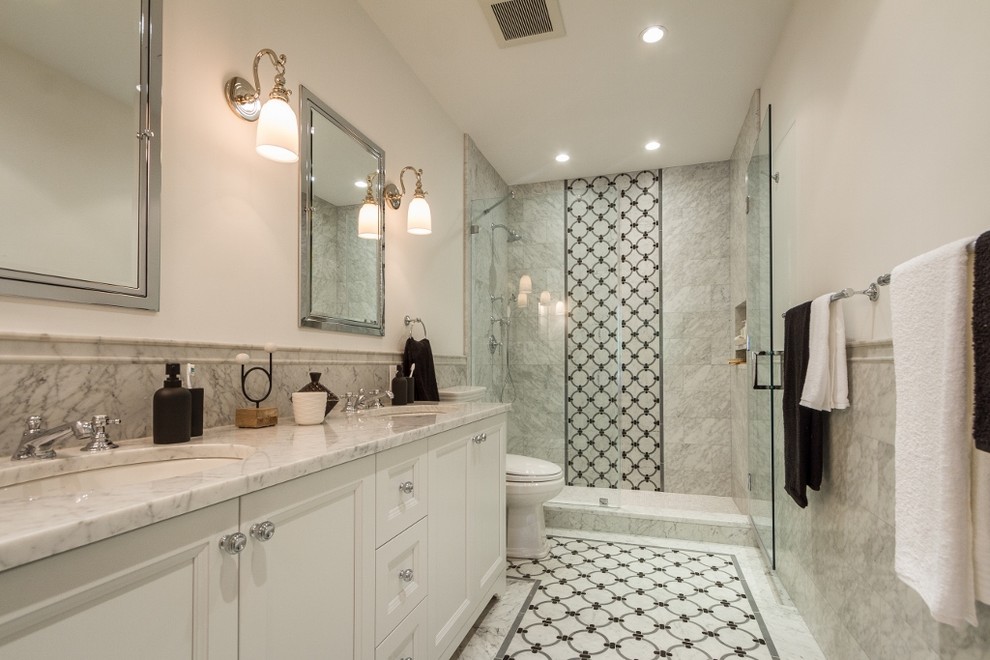 Idéer för att renovera ett vintage en-suite badrum, med luckor med infälld panel, vita skåp, en dusch i en alkov, en toalettstol med separat cisternkåpa, vit kakel, marmorkakel, vita väggar, marmorgolv, ett undermonterad handfat, marmorbänkskiva, vitt golv och dusch med gångjärnsdörr