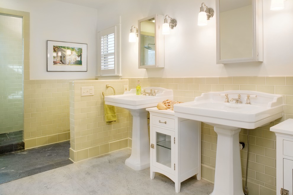 Klassisches Badezimmer mit Sockelwaschbecken, verzierten Schränken, weißen Schränken, offener Dusche, Toilette mit Aufsatzspülkasten, gelben Fliesen und Metrofliesen in Denver