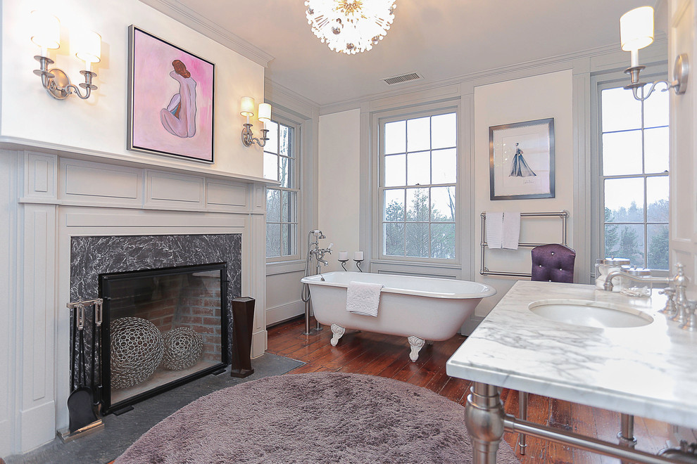 Exempel på ett mellanstort klassiskt en-suite badrum, med öppna hyllor, ett badkar med tassar, vita väggar, mellanmörkt trägolv, ett undermonterad handfat och marmorbänkskiva