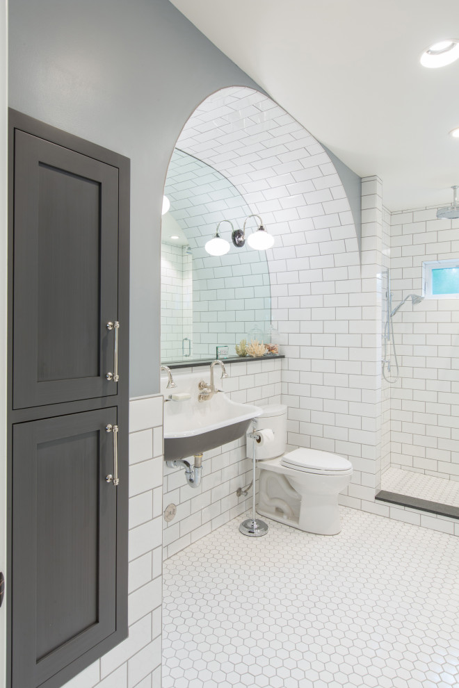 Свежая идея для дизайна: ванная комната в классическом стиле с душем в нише, белой плиткой, плиткой кабанчик, серыми стенами, подвесной раковиной и белым полом - отличное фото интерьера
