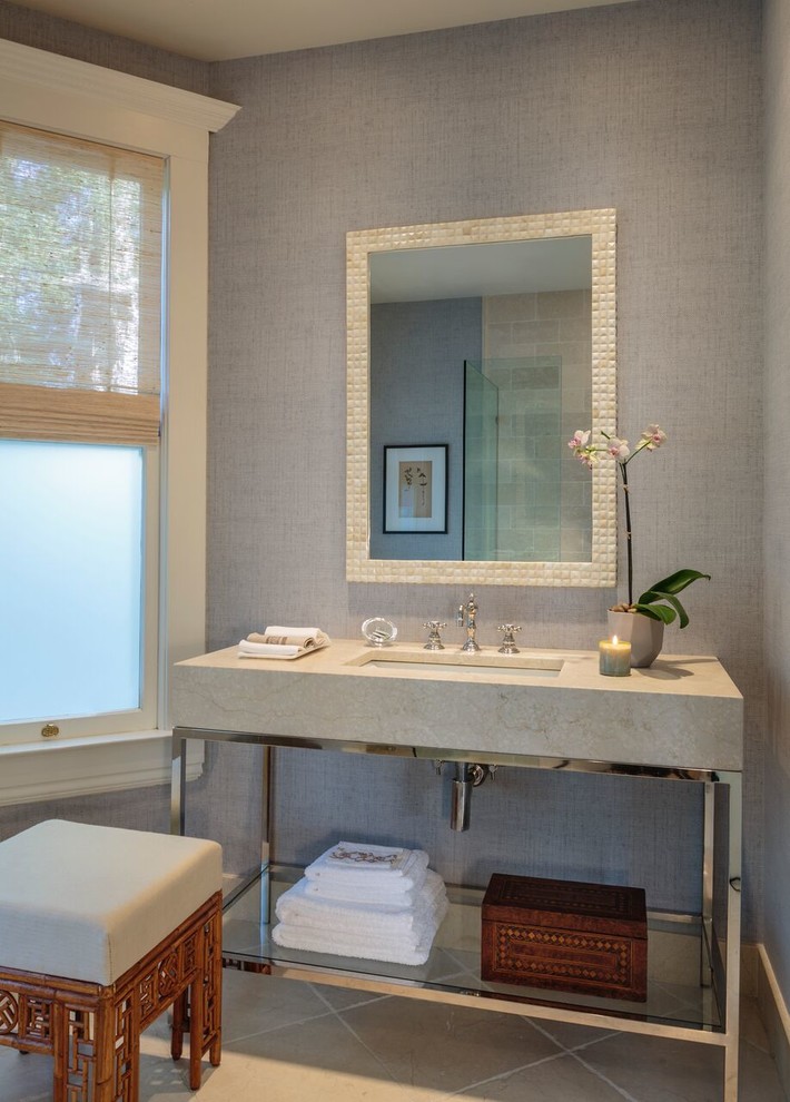 Bild på ett mellanstort vintage badrum med dusch, med öppna hyllor, en dusch i en alkov, beige kakel, tunnelbanekakel, grå väggar, kalkstensgolv, ett konsol handfat och bänkskiva i kalksten