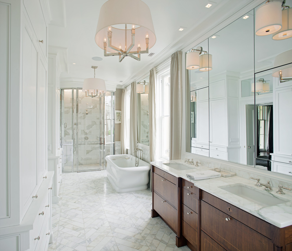 На фото: узкая и длинная главная ванная комната в классическом стиле с врезной раковиной, темными деревянными фасадами, отдельно стоящей ванной, душем в нише, белой плиткой и плоскими фасадами с
