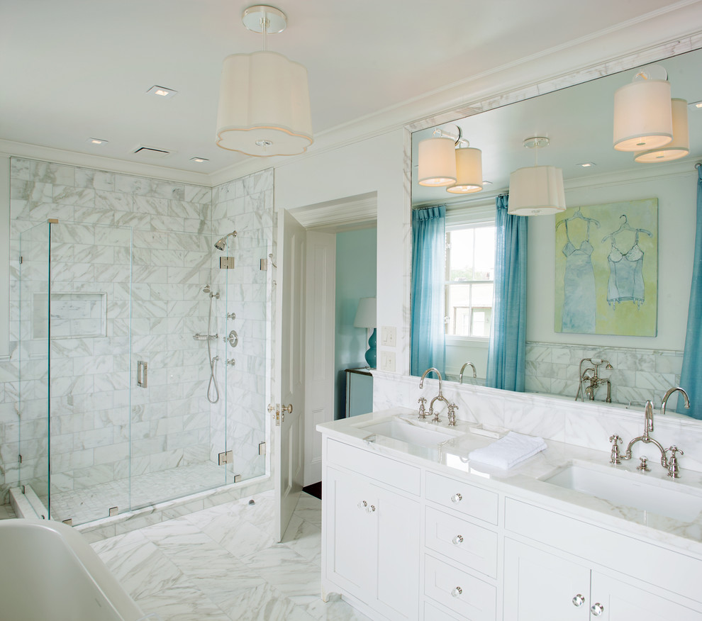 Cette photo montre une douche en alcôve chic avec un lavabo encastré, un placard à porte shaker, des portes de placard blanches et un carrelage blanc.