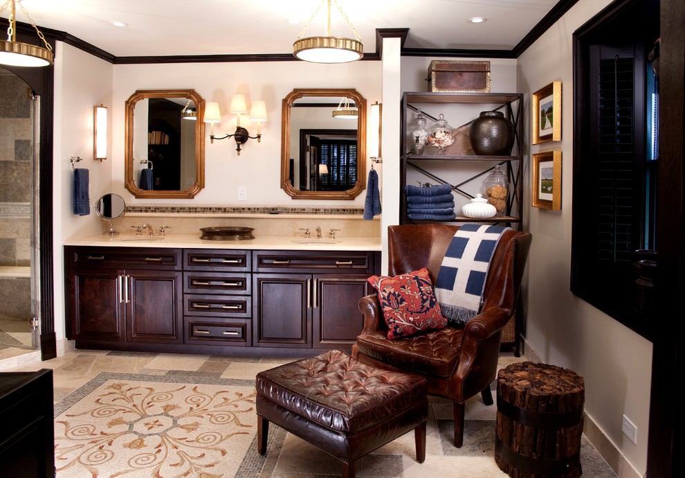 Idéer för ett stort klassiskt en-suite badrum, med luckor med upphöjd panel, skåp i mörkt trä, beige väggar, ett undermonterad handfat, bänkskiva i kalksten och beiget golv