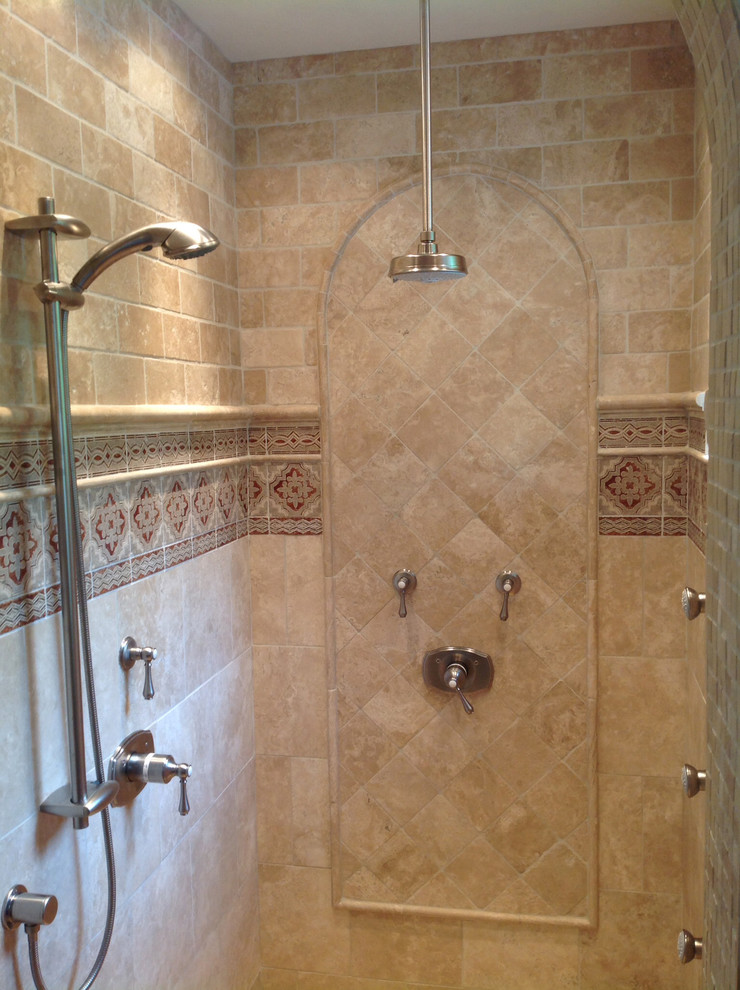 Ispirazione per una grande stanza da bagno mediterranea con doccia alcova, piastrelle beige, piastrelle in travertino, pareti beige e pavimento in travertino