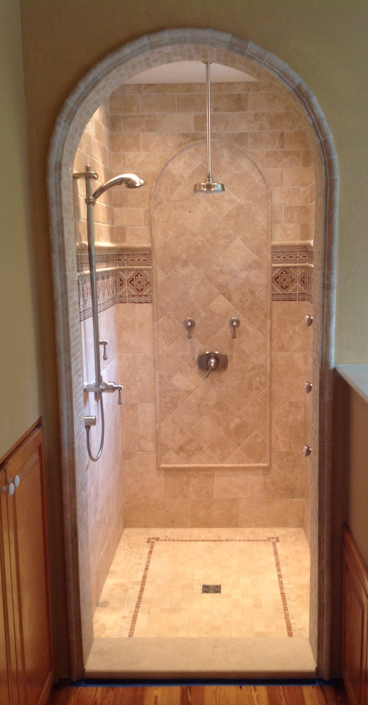 Idéer för ett medelhavsstil badrum, med en dusch i en alkov, beige kakel, travertinkakel, beige väggar och travertin golv