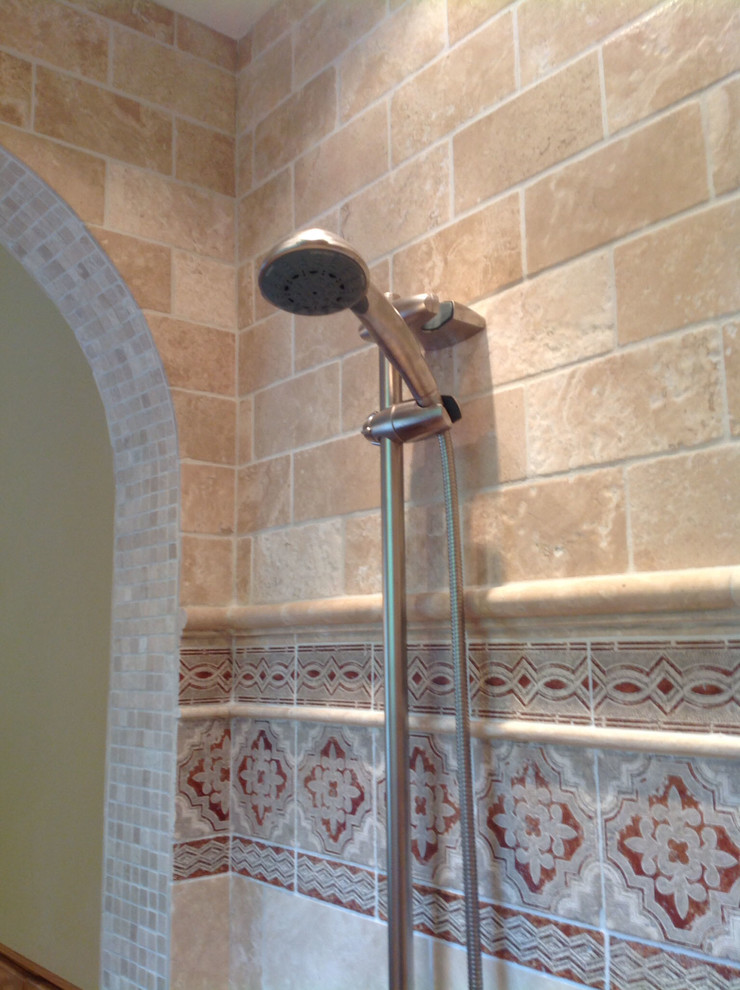 Foto de cuarto de baño mediterráneo con ducha empotrada, baldosas y/o azulejos beige, baldosas y/o azulejos de travertino, paredes beige y suelo de travertino