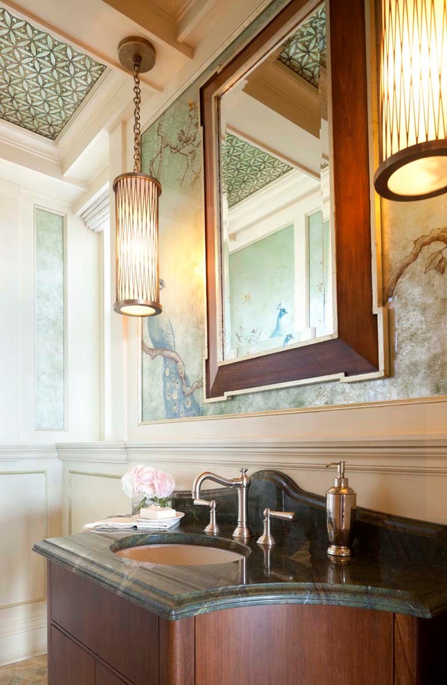 Aménagement d'une salle de bain classique en bois brun de taille moyenne avec un plan de toilette en granite, un mur multicolore et parquet foncé.