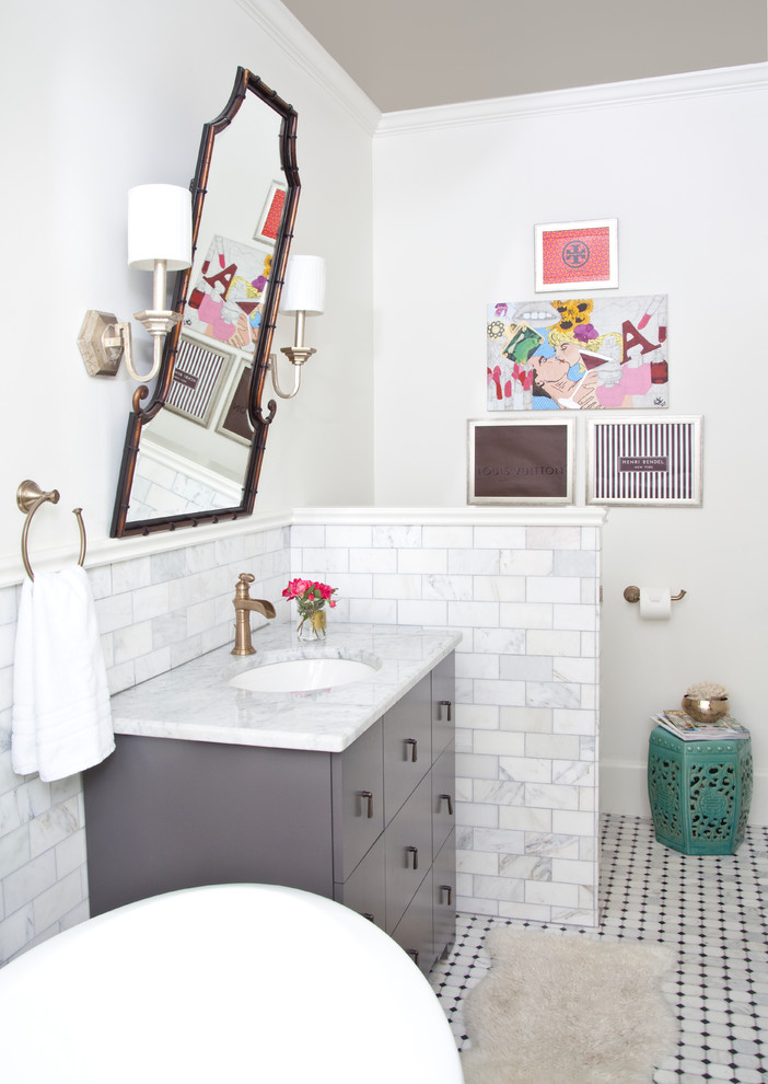Bild på ett litet vintage en-suite badrum, med ett undermonterad handfat, släta luckor, grå skåp, marmorbänkskiva, vit kakel, stenkakel, vita väggar och marmorgolv
