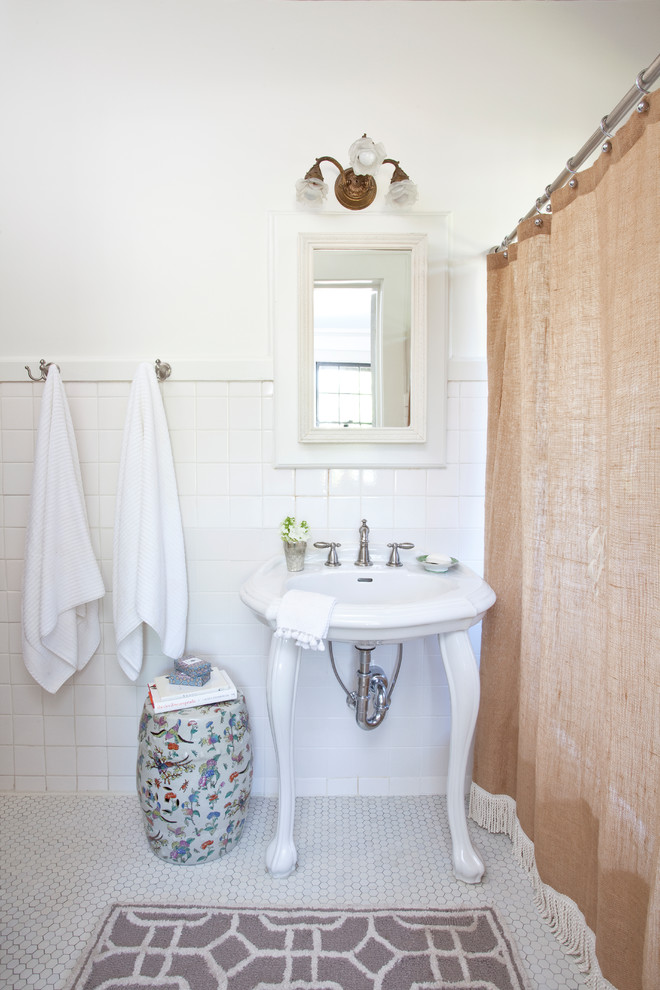 Modelo de cuarto de baño tradicional pequeño con baldosas y/o azulejos blancos, baldosas y/o azulejos de cerámica, paredes blancas, suelo de baldosas de cerámica y lavabo tipo consola