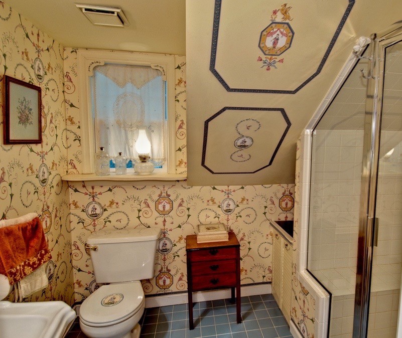 Imagen de cuarto de baño principal clásico pequeño con ducha esquinera, sanitario de dos piezas, baldosas y/o azulejos azules, baldosas y/o azulejos de cerámica y suelo de baldosas de cerámica