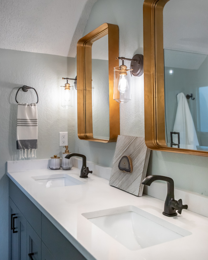 Пример оригинального дизайна: главная ванная комната среднего размера в стиле кантри с фасадами в стиле шейкер, синими фасадами, унитазом-моноблоком, полом из цементной плитки, врезной раковиной, столешницей из кварцита, серым полом, душем с распашными дверями, белой столешницей, тумбой под две раковины и встроенной тумбой