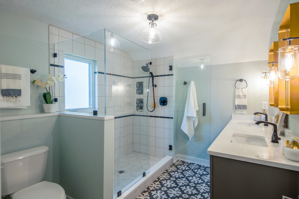 Idéer för att renovera ett mellanstort lantligt vit vitt en-suite badrum, med skåp i shakerstil, blå skåp, en toalettstol med hel cisternkåpa, cementgolv, ett undermonterad handfat, bänkskiva i kvartsit, grått golv och dusch med gångjärnsdörr
